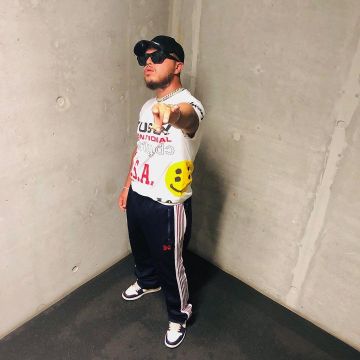 Camiseta blanca de Stussy usada por Hamza en la cuenta de Instagram de @hamzasaucegod