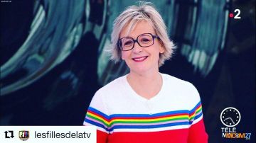 Le pull rouge à rayures multicolores sur le compte Instagram de @sylvieadigard