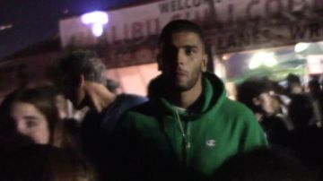 Le sweatshirt à capuche vert Champion porté par Younes Bendjima dans Younes Bendjima Goes Solo At The Malibu Chili Cook-Off
