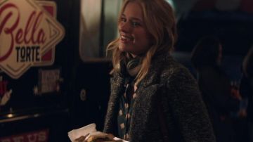 El abrigo gris de Guinevere Beck (Elizabeth Lail) en YOU (S01)