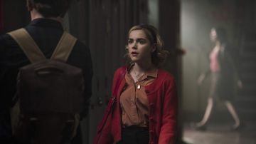 Shirt brown Sabrina Spellman (Kiernan Shipka) in The New Adventures of Sabrina (S01)