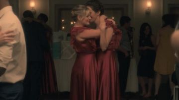 Robe rouge en satin de Theodora Crain (Kate Siegel) dans The Haunting (S01)