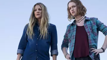 Chemise en denim de Sheila Hammond (Drew Barrymore) dans Santa Clarita Diet (S01)