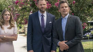 Veste de costume grise de Joel Hammond (Timothy Olyphant) dans Santa Clarita Diet (S01)