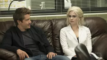 Veste blanche de Olivia Moore (Rose McIver) dans iZombie (S01)