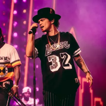 LA Lakers shirt noir porté par Bruno Mars sur l'Instagram account @brunomars