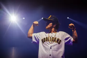 Bruno Mars 24K Hooligans Blanc à Rayures de Baseball Maillot porté par Bruno Mars sur l'Instagram account @brunomars