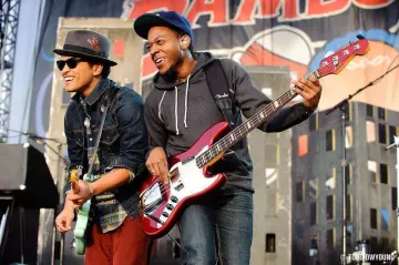 Chapeau de seau de gris avec des plumes de Bruno Mars sur l'Instagram account @brunomars
