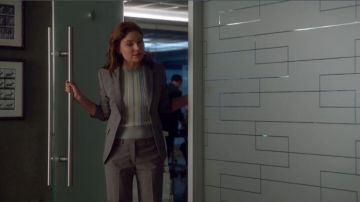 Theory Grey Demitria Pants usado por Taylor Rentzel (MacKenzie Meehan) en Bull Temporada 04 Episodio 05