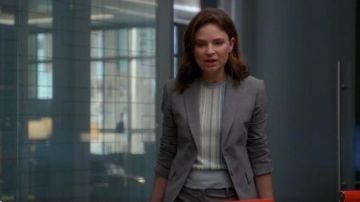 Teoría Gris Carissa Blazer usado por Taylor Rentzel (MacKenzie Meehan) en Bull Temporada 04 Episodio 05