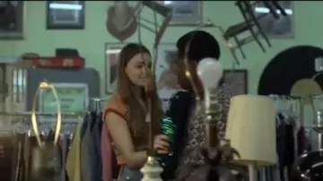 Den­im Mi­ni Short Blue worn by Alaska Young (Kristine Froseth) as seen on Looking for Alaska Season01 Episode02