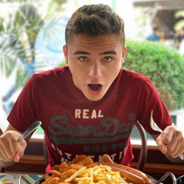 The t-shirt Superdry bordeaux worn by Neo on his account Instagram @neo.official 