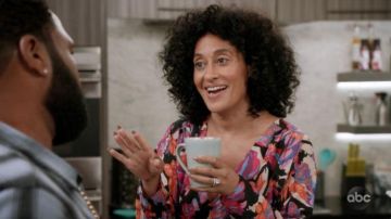 Topshop Robe imprimée Abstraite porté par arc-en-ciel Johnson (Tracee Ellis Ross), en black-ish Saison 06 Episode 05