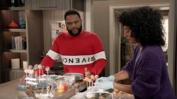 Givenchy Rouge Revers Logo Chandail porté par Andre "Dre' Johnson (Anthony Anderson), en black-ish Saison 06 Episode 05
