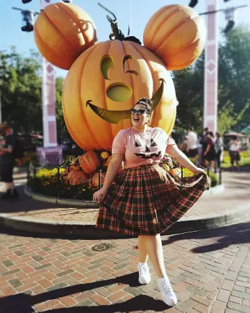 Le t-shirt rose avec tête de citrouille portée par Natasha Polis sur son compte Instagram @tashapolis