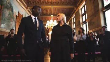 El vestido de camisa larga anudada usado por Lisa (Chloé Jouannet) en Banlieusards