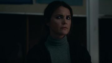 Grey turtleneck top of Julia Meadows (Keri Russell) in Antlers