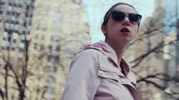 Rose ciré veste de pluie de Clara (Zoe Kazan) dans La Bonté des Étrangers