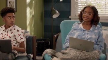 Freepeople Bleu Tie & Dye, Hoodie, portés par de black-ish Saison 06 Episode 05