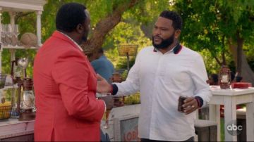 Burberry Chemise Blanche Avec Garniture Contrastante porté par Andre "Dre' Johnson (Anthony Anderson), en black-ish Saison 06 Episode 05
