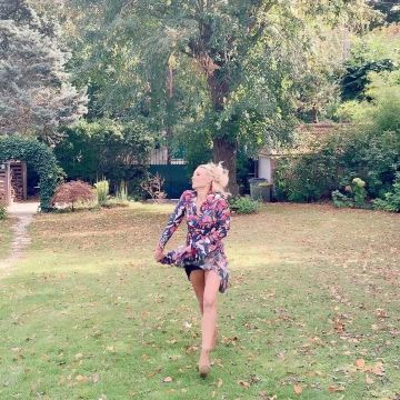 The long dress printed Élodie Gossuin on his account Instagram @elodiegossuin