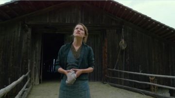La chaqueta corta negra que lleva Franziska Jägerstätter (Valerie Pachner) en Una vida oculta
