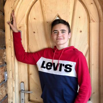 The sweatshirt Levi's logo worn by Neo on his account Instagram @neo.official 