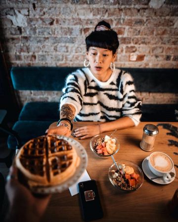 The sweater zebra BA&SH of Leeloo on the account Instagram of @dressingleeloo