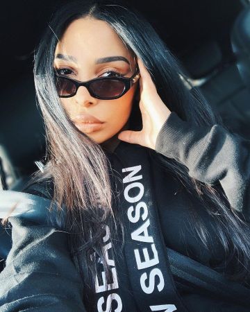 El vestido de sudadera negra que lleva Sananas en la cuenta de Instagram de @sananas2106