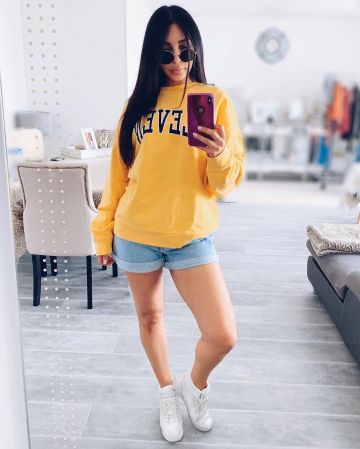 La sudadera amarilla Levis que lleva Sananas en la cuenta de Instagram de @sananas2106