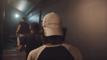 La gorra blanca de Tommy Hilfiger de Miguel en el clip The Address of 47Ter