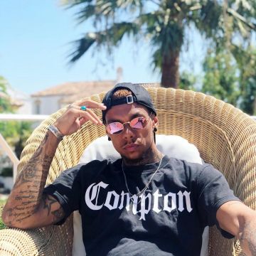 La camiseta de conde usada por kentin en la cuenta de Instagram de @kentinrogers 