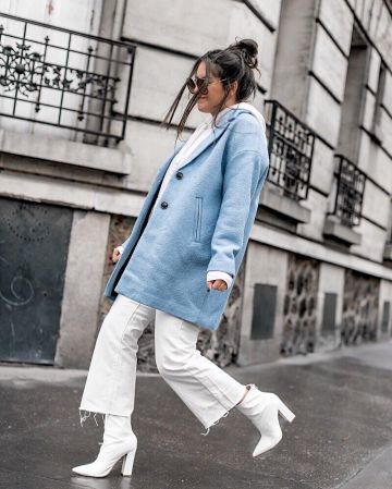 The sky-blue coat Megan's account on the Instagram of @meganvlt