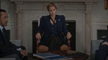 Alexander McQueen Navy Blazer usado por Elizabeth McCord (Téa Leoni) en Madam Secretary Temporada 06 Episodio 03