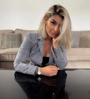 La brassière noire de Lufy sur le compte Instagram de @lufyyyy