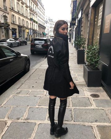 Chaqueta negra con cremallera con escritura en la espalda que Karl Lagerfeld usó Olivia Palermo en la cuenta de Instagram de @oliviapalermo
