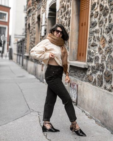 The jean mom black Megan's account on the Instagram of @meganvlt