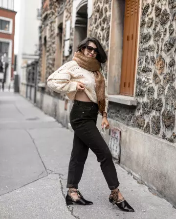 The jean mom black Megan's account on the Instagram of @meganvlt