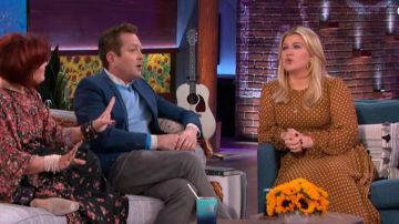 Zimmermann Dijon Dot Track Dress usado por Kelly Clarkson en The Kelly Clarkson Show 23 de octubre de 2019