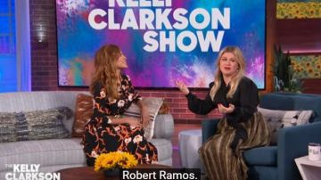 Saint laurent Matte and Shiny Satin Blusa usada por Kelly Clarkson en The Kelly Clarkson Show 23 de octubre de 2019