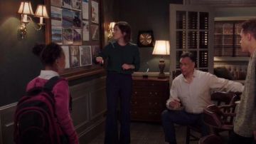 Theory Pantalones azul marino usados por el estrecho de Sydney (Caitlin McGee) en Bluff City Law Temporada 1 Episodio 05