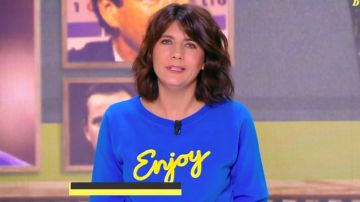 Estelle Denis disfruta de la sudadera azul en L'Équipe d'Estelle el 24.10.2019