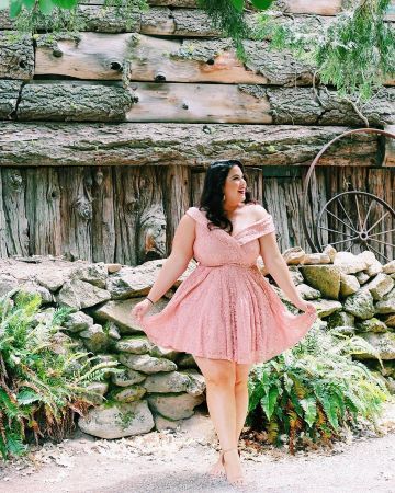 La robe rose pastel portée par Natasha Polis sur son compte Instagram @tashapolis
