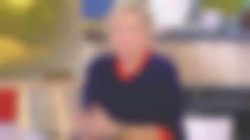 Le pull bicolore à col rond de Anne-Élisabeth Lemoine dans C à vous