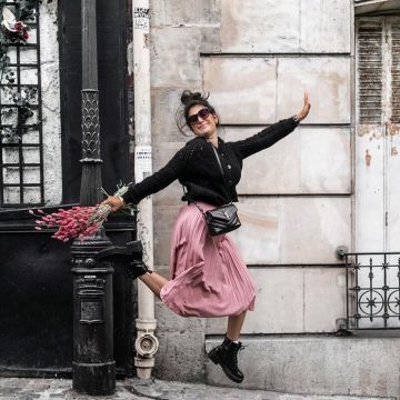 The bag Saint Laurent Loulou worn by Megan on her account Instagram @meganvlt 