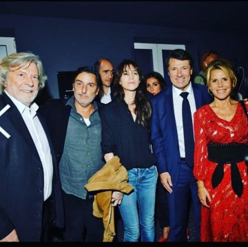 The long dress portfolio in printed silk with metallic thread red of Laura Tenoudji on his account Instagram @lauratenoudji