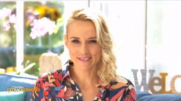 The long dress classic v-neck printed crepe blue Élodie Gossuin in Families extraordinary