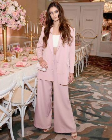 Boohoo Low Block Heels 2 Part Heels usados por Taylor Hill X Boohoo Tea Party en Malibú 15 de octubre de 2019