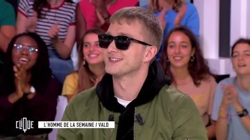 Les lunettes de soleil Saint Laurent portées par Vald dans Clique