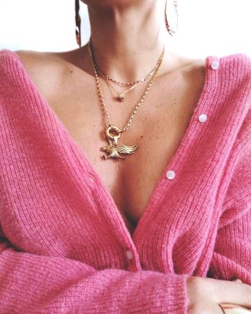 El chaleco rosa que lleva Audrey Lombard en la cuenta de Instagram de @audreylombard